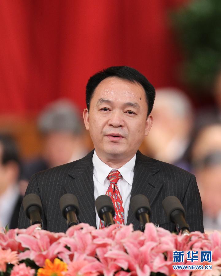 3月10日，全國(guó)政協(xié)十一屆五次會(huì)議在北京人民大會(huì)堂舉行第三次全體會(huì)議。這是施耀忠委員作《高度重視重金屬污染問(wèn)題》的發(fā)言。 新華社記者李濤 攝