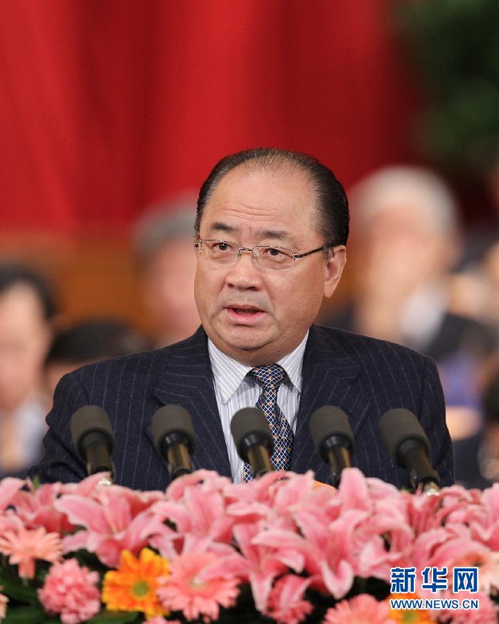 3月10日，全國政協(xié)十一屆五次會議在北京人民大會堂舉行第三次全體會議。這是張穹委員代表五位委員作《關(guān)于保障房建設(shè)的幾點意見》的聯(lián)合發(fā)言。新華社記者 李濤 攝