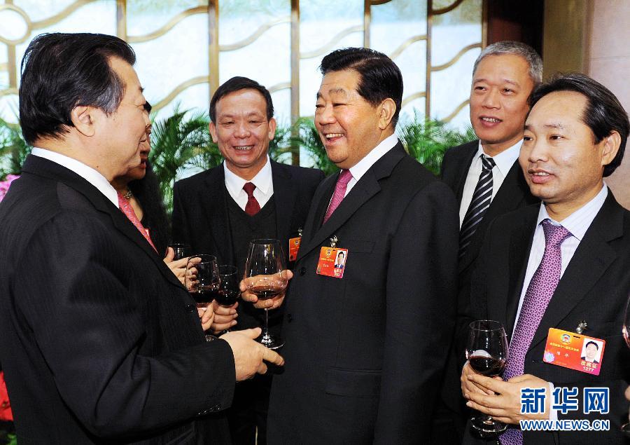 3月11日，全國政協(xié)辦公廳、中共中央統(tǒng)戰(zhàn)部在北京釣魚臺(tái)國賓館設(shè)宴招待出席全國政協(xié)十一屆五次會(huì)議的香港特別行政區(qū)和澳門特別行政區(qū)全國政協(xié)委員。中共中央政治局常委、全國政協(xié)主席賈慶林出席。新華社記者 李濤 攝 