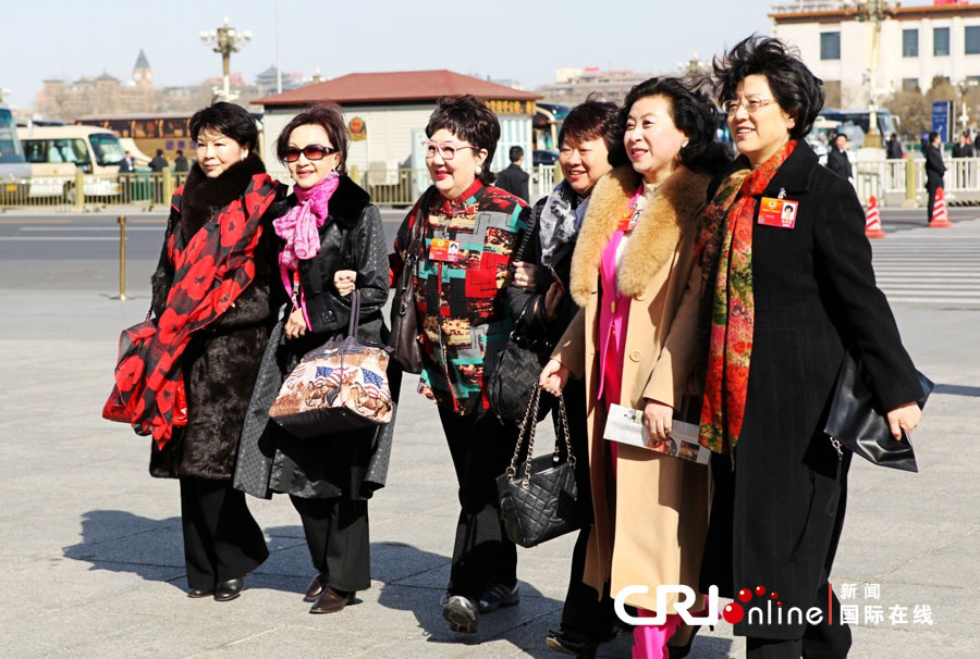 女委員們依舊光鮮靚麗，一出現(xiàn)就成為焦點。 苗慧 攝