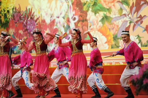  3月10日，十一屆全國(guó)人大五次會(huì)議、全國(guó)政協(xié)十一屆五次會(huì)議少數(shù)民族代表、委員茶話會(huì)在北京人民大會(huì)堂舉行。這是演員在表演節(jié)目。新華社記者 馬占成 攝