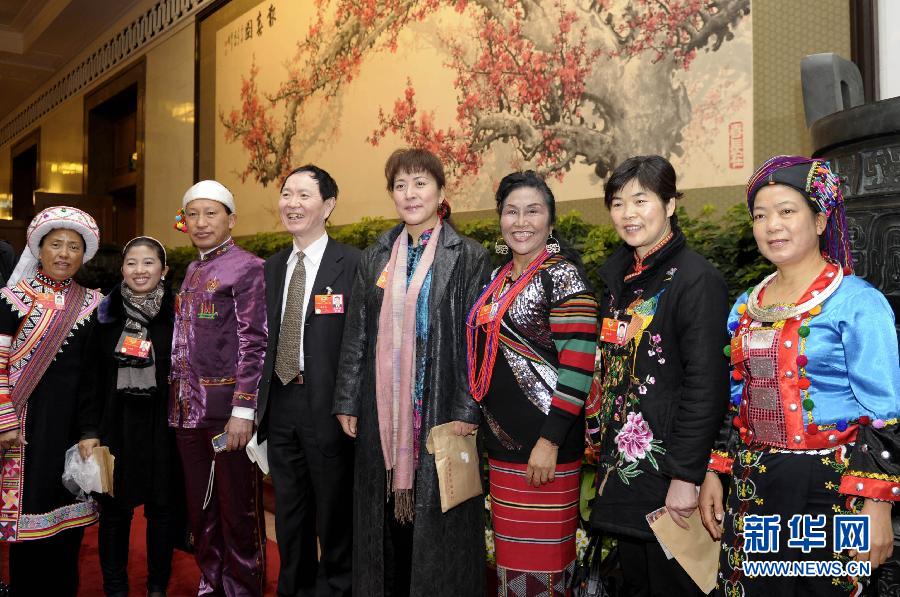 3月13日，中國人民政治協(xié)商會議第十一屆全國委員會第五次會議在北京人民大會堂閉幕。這是幾位來自云南的全國政協(xié)委員在人民大會堂合影。新華社記者 楊宗友 攝