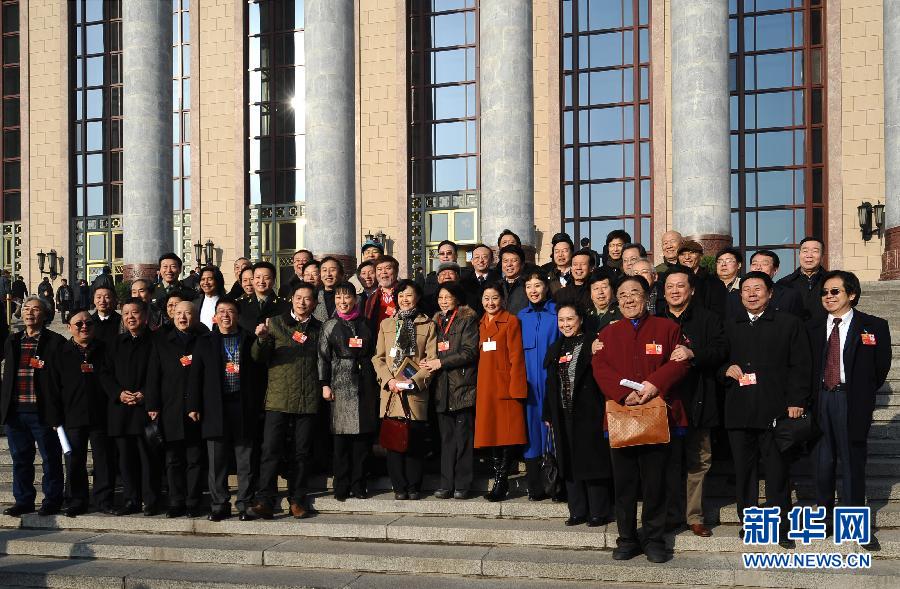 3月13日，中國人民政治協(xié)商會議第十一屆全國委員會第五次會議在北京人民大會堂閉幕。這是一些委員在人民大會堂前合影。 新華社記者 燕雁攝