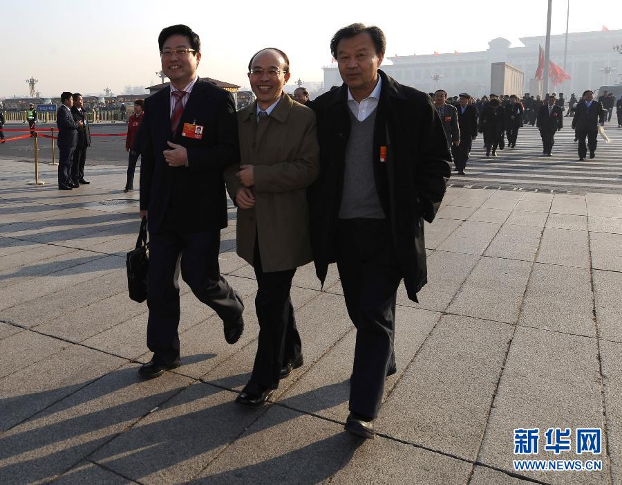 3月13日，中國人民政治協(xié)商會議第十一屆全國委員會第五次會議在北京人民大會堂閉幕。這是委員步入人民大會堂。 新華社記者 燕雁 攝 