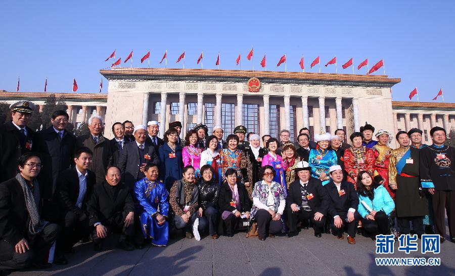 3月13日，中國(guó)人民政治協(xié)商會(huì)議第十一屆全國(guó)委員會(huì)第五次會(huì)議在北京人民大會(huì)堂閉幕。這是一些委員在人民大會(huì)堂前合影。 新華社記者 陳建力攝