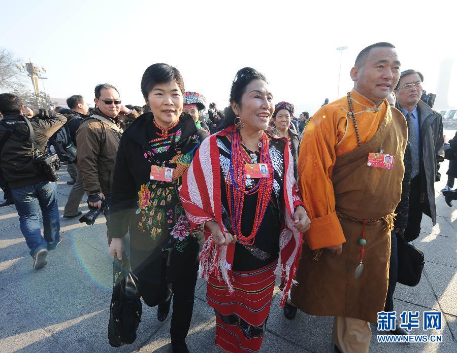 3月13日，中國人民政治協(xié)商會議第十一屆全國委員會第五次會議在北京人民大會堂閉幕。這是委員抵達天安門廣場。 新華社記者 楊宗友 攝