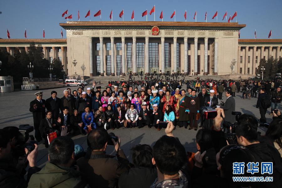 3月13日，中國人民政治協(xié)商會議第十一屆全國委員會第五次會議在北京人民大會堂閉幕。這是委員們在人民大會堂前合影。 新華社記者 金立旺攝