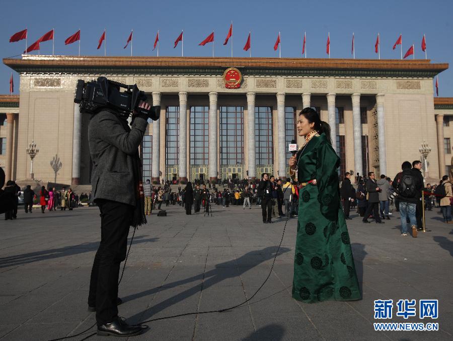 3月13日，中國(guó)人民政治協(xié)商會(huì)議第十一屆全國(guó)委員會(huì)第五次會(huì)議在北京人民大會(huì)堂閉幕。 這是電視臺(tái)記者在大會(huì)堂前采訪。 新華社記者 金立旺攝