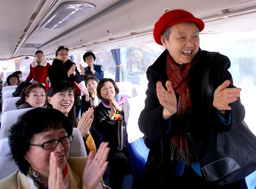 3月13日，中國(guó)人民政治協(xié)商會(huì)議第十一屆全國(guó)委員會(huì)第五次會(huì)議在北京人民大會(huì)堂閉幕。入住鐵道大廈的委員們乘車到達(dá)駐地后向司機(jī)和引導(dǎo)員鼓掌致謝。新華社記者 陳建力 攝