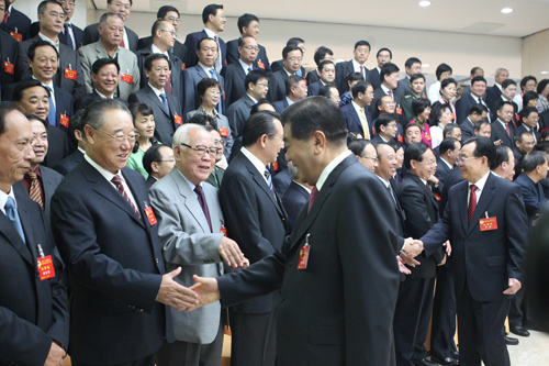 中共中央政治局常委、全國政協(xié)主席賈慶林會見出席會議的代表。 程煒 攝
