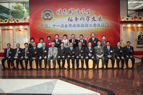 合影。 程煒 攝  提案委員會(huì)領(lǐng)導(dǎo)、委員合影。 程煒 攝