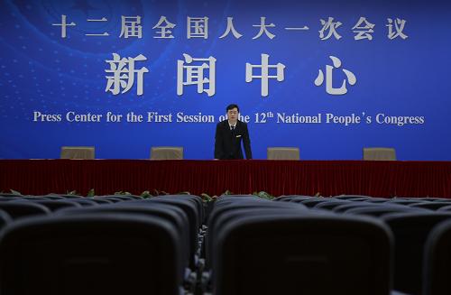 2月26日，工作人員在檢查新聞發(fā)布廳會場布置。新華社記者 金良快 攝