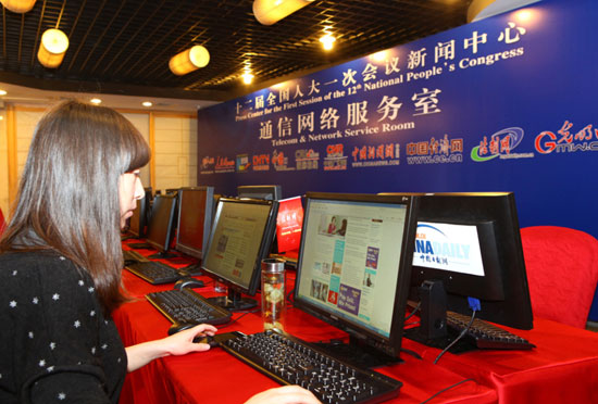 2月26日，央視網(wǎng)記者探訪于當(dāng)日正式啟用的2013年全國兩會(huì)新聞中心。圖為新聞中心二樓的通信網(wǎng)絡(luò)服務(wù)室中，來自網(wǎng)絡(luò)媒體的記者正在查看頁面。（央視網(wǎng)記者 李春海、龐帥）