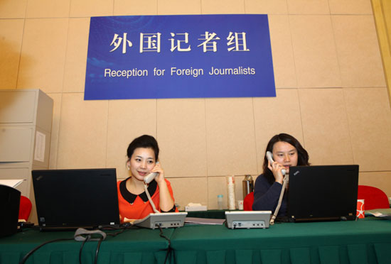 2月26日，設(shè)于北京梅地亞中心的2013年全國兩會(huì)新聞中心正式啟用，中心工作人員開始接待和安排中外記者采訪。圖為新聞中心外國記者組的工作人員接聽咨詢電話，為外媒記者答疑解惑。（央視網(wǎng)記者 李春海、龐帥）