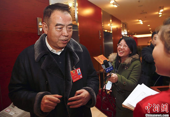 2月28日中午，全國政協(xié)委員、導(dǎo)演陳凱歌現(xiàn)身全國政協(xié)駐地酒店。中新社發(fā) 張浩 攝