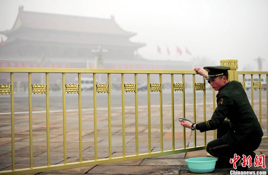 2月28日，北京武警正在擦洗天安門(mén)廣場(chǎng)設(shè)施，迎接即將召開(kāi)的全國(guó)兩會(huì)。中新社發(fā) 陸欣 攝