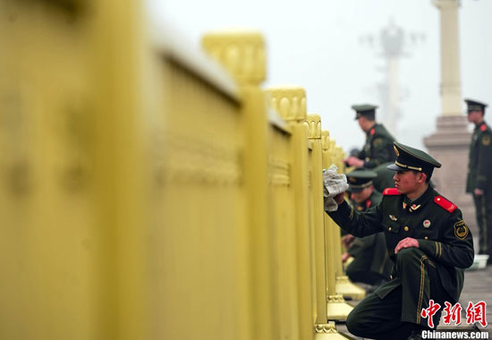 2月28日，北京武警正在擦洗天安門(mén)廣場(chǎng)設(shè)施，迎接即將召開(kāi)的全國(guó)兩會(huì)。中新社發(fā) 陸欣 攝