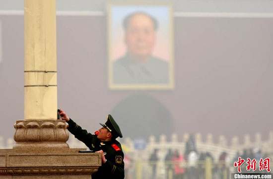 2月28日，北京武警正在擦洗天安門(mén)廣場(chǎng)設(shè)施，迎接即將召開(kāi)的全國(guó)兩會(huì)。中新社發(fā) 陸欣 攝