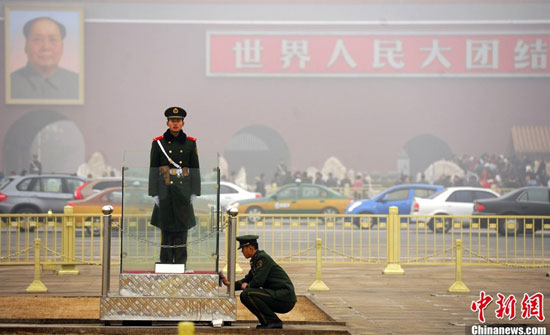 2月28日，北京武警正在擦洗天安門(mén)廣場(chǎng)設(shè)施，迎接即將召開(kāi)的全國(guó)兩會(huì)。中新社發(fā) 陸欣 攝