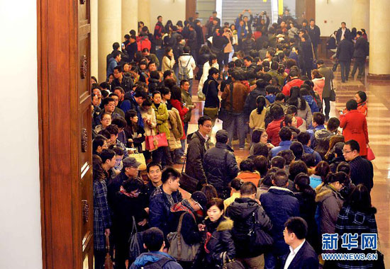 2月28日，大批記者聚集在全國(guó)政協(xié)禮堂大廳內(nèi)排隊(duì)等候領(lǐng)取證件。 　　新華社記者王頌攝