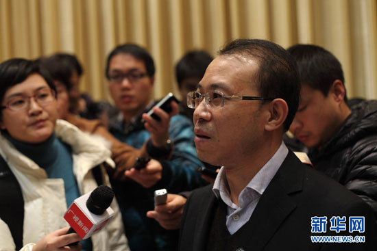 2013年02月28日，北京，全國(guó)政協(xié)十二屆一次會(huì)議內(nèi)地記者情況通報(bào)會(huì)在政協(xié)禮堂舉行。會(huì)后，參與報(bào)道政協(xié)會(huì)議的記者排隊(duì)領(lǐng)取大會(huì)采訪(fǎng)證件。據(jù)介紹，今年采訪(fǎng)政協(xié)會(huì)議記者較去年有所減少。