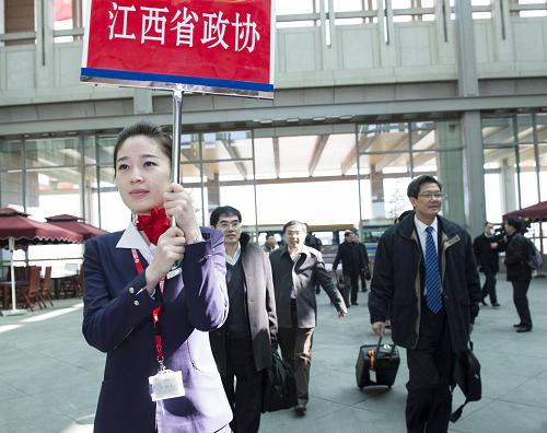 3月1日，來(lái)自江西省的全國(guó)政協(xié)委員抵達(dá)北京，出席全國(guó)政協(xié)十二屆一次會(huì)議。新華社記者 王曄 攝
