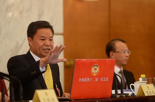 3月2日，全國政協(xié)十二屆一次會議新聞發(fā)布會在北京人民大會堂舉行，大會發(fā)言人呂新華介紹會議有關(guān)情況并回答中外記者提問。新華社記者 金良快 攝