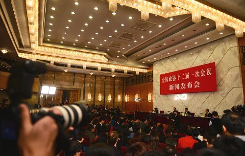3月2日，全國政協(xié)十二屆一次會議新聞發(fā)布會在北京人民大會堂舉行，大會發(fā)言人呂新華介紹會議有關(guān)情況并回答中外記者提問。新華社記者 金良快 攝