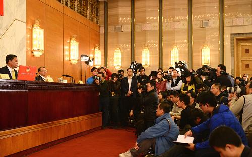 3月2日，全國政協(xié)十二屆一次會議新聞發(fā)布會在北京人民大會堂舉行，大會發(fā)言人呂新華介紹會議有關(guān)情況并回答中外記者提問。新華社記者 金良快 攝