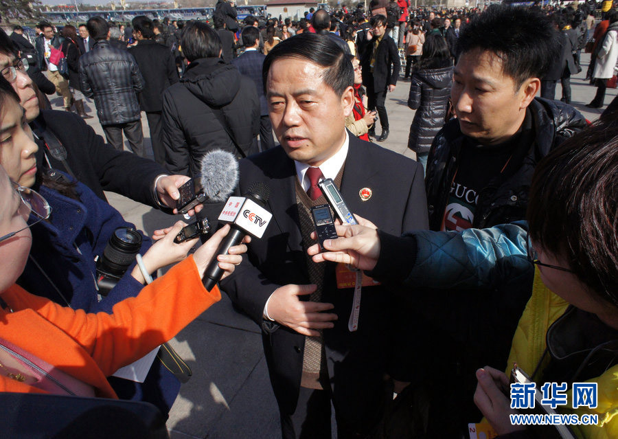 2013年3月3日，北京，全國(guó)政協(xié)十二屆一次會(huì)議開(kāi)幕。委員鞏富文接受記者采訪。此前，政協(xié)委員、陜西省人民檢察院副檢察長(zhǎng)鞏富文建議，鑒于目前我國(guó)生態(tài)保護(hù)法律體系存在著立法體系散亂、層次較低、理念滯后等一系列問(wèn)題，因此迫切需要制定一部權(quán)威的《生態(tài)文明建設(shè)法》。 圖片來(lái)源：CFP