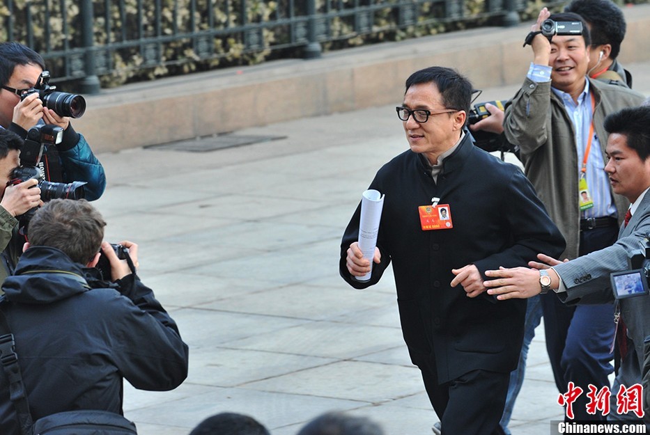 3月3日，全國政協(xié)十二屆一次會議在北京人民大會堂隆重開幕。全國政協(xié)委員成龍在人民大會堂前跑步突圍。中新社發(fā) 賈國榮 攝