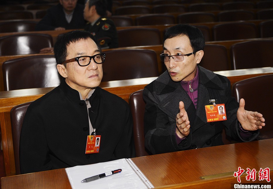 3月3日，中國人民政治協(xié)商會議第十二屆全國委員會第一次會議在北京人民大會堂開幕。成龍委員、鞏漢林委員出席會議。中新社發(fā) 廖攀 攝