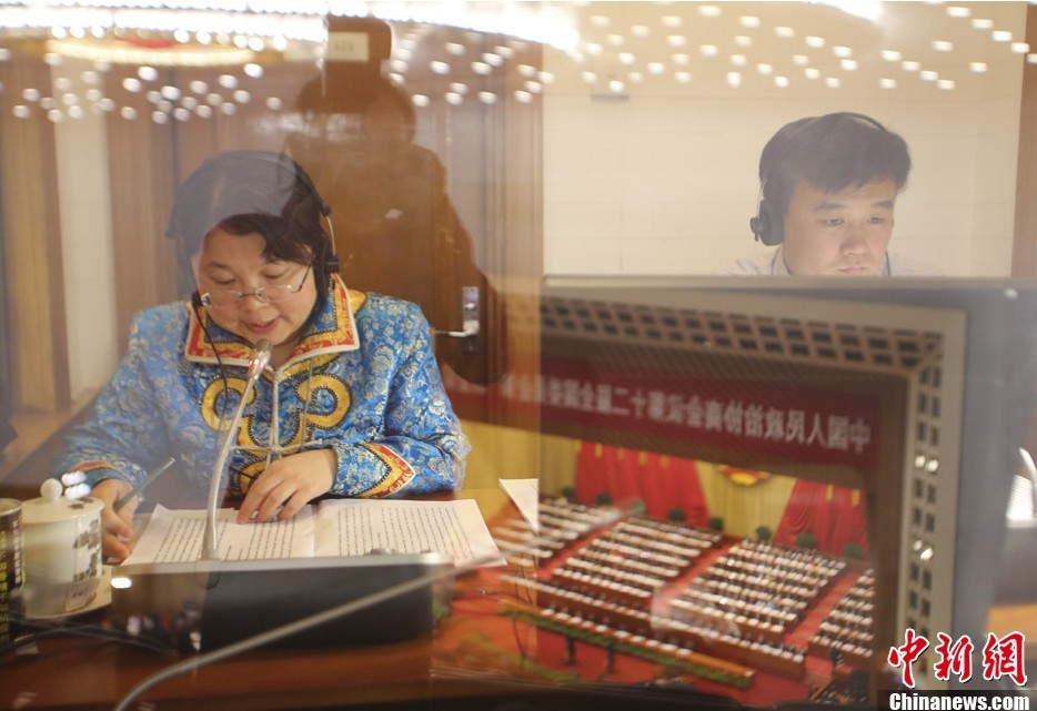 3月3日下午，全國政協(xié)十二屆一次會議在北京人民大會堂開幕，現(xiàn)場的同聲傳譯人員用多種民族語言直播大會盛況。中新社發(fā) 趙雋 攝 