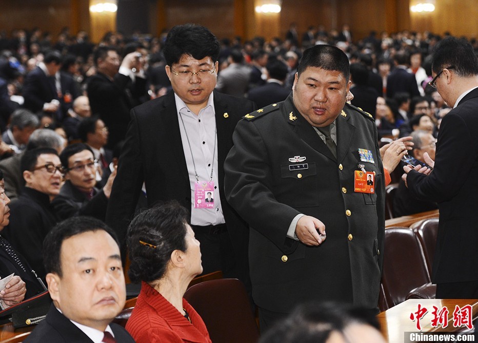 3月3日，中國人民政治協(xié)商會議第十二屆全國委員會第一次會議在北京人民大會堂開幕，毛澤東嫡孫毛新宇委員出席會議。中新社發(fā) 廖攀 攝