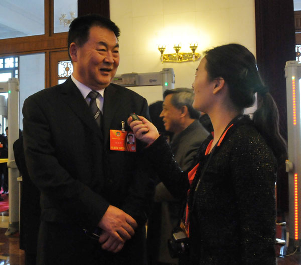 2013年3月3日下午3時(shí)，全國(guó)政協(xié)十二屆一次會(huì)議在人民大會(huì)堂舉行開(kāi)幕會(huì)，聽(tīng)取政協(xié)全國(guó)委員會(huì)常務(wù)委員會(huì)工作報(bào)告，聽(tīng)取政協(xié)全國(guó)委員會(huì)常務(wù)委員會(huì)關(guān)于提案工作情況的報(bào)告。圖為內(nèi)蒙古政協(xié)主席任亞平接受新華網(wǎng)、中國(guó)政府網(wǎng)記者專訪。宋君毅 攝 