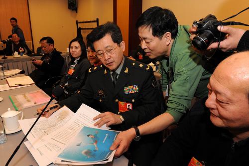 3月4日，濮存昕（右二）向于海委員（右三）介紹關(guān)于保護(hù)長江江豚的提案。當(dāng)日，在全國政協(xié)十二屆一次會議文化藝術(shù)界委員駐地，全國政協(xié)委員、“水生野生動物保護(hù)形象大使”濮存昕在會議間隙來到其他委員身邊，將一份“關(guān)于保護(hù)長江瀕危物種以及其生態(tài)環(huán)境的建議”提案介紹給他們，并征求他們的意見。濮存昕委員說：“我這次提出‘保護(hù)江豚’的提案，呼吁大家關(guān)注江豚，進(jìn)而關(guān)注長江生態(tài)。如果得不到有效保護(hù)，這個物種會在5年內(nèi)基本消失。”新華社記者 何俊昌 攝