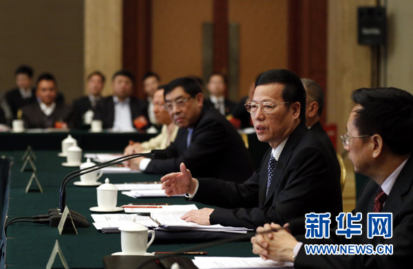 3月4日，中共中央政治局常委張高麗看望出席全國(guó)政協(xié)十二屆一次會(huì)議的民建、工商聯(lián)界委員并參加聯(lián)組會(huì)。 新華社記者 鞠鵬 攝