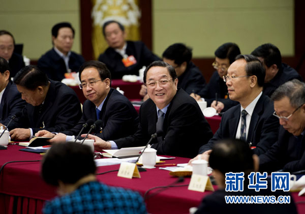 3月4日，中共中央政治局常委、全國政協(xié)十二屆一次會(huì)議主席團(tuán)常務(wù)主席俞正聲看望出席全國政協(xié)十二屆一次會(huì)議的中共界委員并參加聯(lián)組討論。新華社記者李學(xué)仁攝