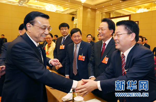 3月4日，中共中央政治局常委、國務(wù)院副總理李克強看望出席全國政協(xié)十二屆一次會議的經(jīng)濟、農(nóng)業(yè)界委員并參加聯(lián)組會。 新華社記者 姚大偉 攝