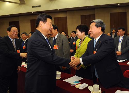3月4日，中共中央總書記、中共中央軍委主席習(xí)近平看望了出席全國政協(xié)十二屆一次會議的科協(xié)、科技界委員，并參加聯(lián)組討論。中共中央政治局常委、全國政協(xié)十二屆一次會議主席團(tuán)會議主持人俞正聲參加了看望和討論。新華社記者 李學(xué)仁 攝