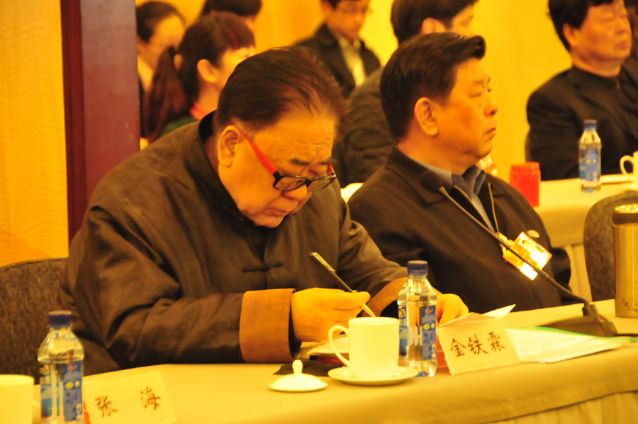 3月4日下午，全國政協(xié)文藝界委員在北京鐵道大廈進(jìn)行分組討論。圖為全國政協(xié)委員金鐵霖。蘇影 攝