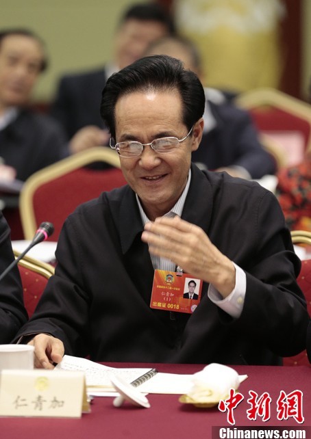 3月4日，全國政協(xié)委員、青海省政協(xié)主席仁青加在北京友誼賓館參加中共界政協(xié)委員聯(lián)組討論并發(fā)言。中新社發(fā) 杜洋 攝