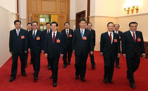 3月5日，第十二屆全國(guó)人民代表大會(huì)第一次會(huì)議在北京人民大會(huì)堂開(kāi)幕。這是胡錦濤、習(xí)近平、吳邦國(guó)、溫家寶、賈慶林、李克強(qiáng)、張德江、俞正聲、劉云山、王岐山、張高麗等步入會(huì)場(chǎng)。新華社記者 蘭紅光 攝