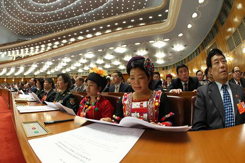 又一度春光，又一年兩會(huì)。早春三月，十二屆全國(guó)人大一次會(huì)議和全國(guó)政協(xié)十二屆一次會(huì)議在北京隆重召開。5000多位代表委員從全國(guó)各地聚首北京，肩負(fù)人民重托，履行神圣使命，集民智、議國(guó)是、繪藍(lán)圖，謀劃改革發(fā)展大計(jì)。3月3日，出席全國(guó)政協(xié)十二屆一次會(huì)議的全國(guó)政協(xié)委員在聽會(huì)。新華社記者 陳建力 攝