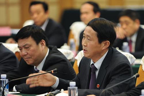 3月5日，全國(guó)人大代表、安徽省水利廳廳長(zhǎng)（右）紀(jì)冰認(rèn)為，長(zhǎng)江安徽段作為長(zhǎng)三角經(jīng)濟(jì)帶和長(zhǎng)江中游城市圈的過渡帶，其崩岸治理關(guān)系到沿江地區(qū)的經(jīng)濟(jì)發(fā)展和人民群眾生命財(cái)產(chǎn)安全，他建議將長(zhǎng)江干流安徽段崩岸治理及干流整治的相關(guān)工程列為國(guó)家重點(diǎn)工程。新華社記者 杜宇 攝