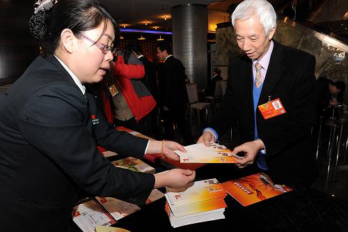  3月4日，來自香港的全國政協(xié)委員石漢基在購買兩會紀念封。為迎接2013年兩會，中國集郵總公司特別發(fā)行十二屆全國人大一次會議和全國政協(xié)十二屆一次會議紀念封等郵品，深受集郵愛好者青睞。新華社記者 何俊昌 攝