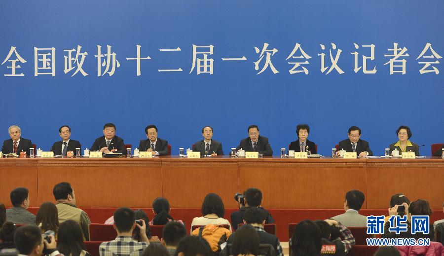 3月6日，全國政協(xié)十二屆一次會議在北京人民大會堂舉行記者會，民主黨派中央和全國工商聯(lián)領導人集體接受媒體采訪。 新華社記者 戚恒 攝