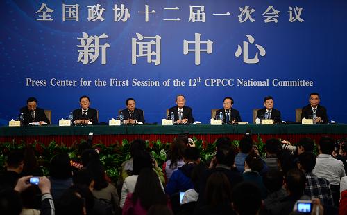  3月7日，全國政協(xié)十二屆一次會議在兩會新聞中心舉行記者會，政協(xié)委員賈治邦、陳錫文、厲以寧、李毅中、杜鷹、林毅夫（左二至右一）就推動科學(xué)發(fā)展回答記者提問。新華社記者 金良快 攝