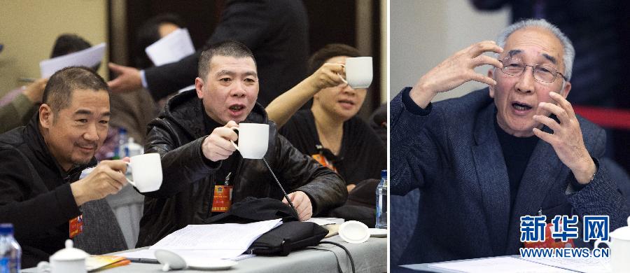 右圖：靳尚誼委員在文化藝術(shù)界小組會上說，包括電影和繪畫在內(nèi)的所有藝術(shù)，在創(chuàng)作的過程中，藝術(shù)家都需要一個自由的創(chuàng)作環(huán)境。左圖：馮小剛委員提議在場的電影人以茶代酒感謝靳尚誼委員對他們的理解與支持（拼版照片，3月6日攝）。新華社記者李學(xué)仁攝 
