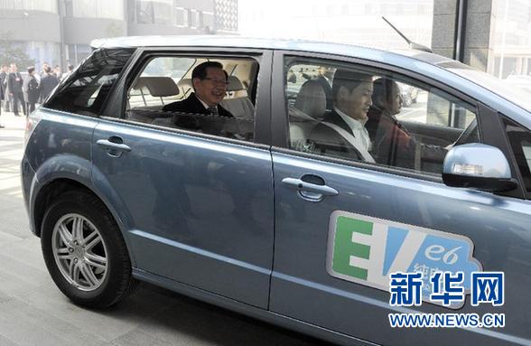 3月7日，科技部部長萬鋼在全國兩會期間接受記者采訪時表示，電動車現(xiàn)在市場上有的賣，環(huán)保零排放，價錢老百姓承受得起。這是萬鋼在小組會后乘坐純電動車離開北京會議中心。新華社記者 張鐸 攝